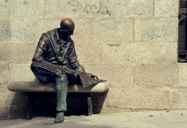 Statua vivente di un uomo sulla panchina — Foto Stock