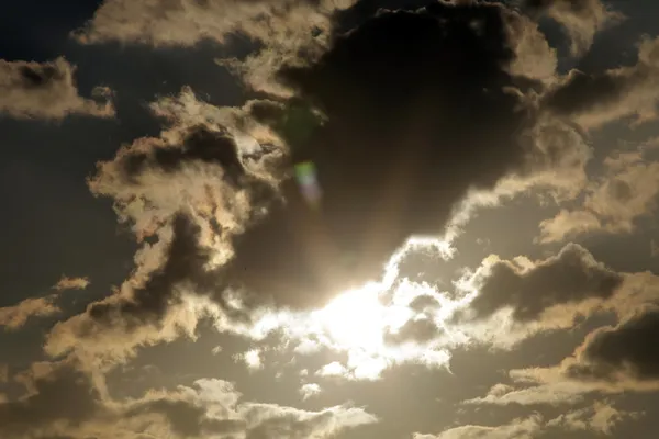 Sole attraverso le nuvole — Foto Stock