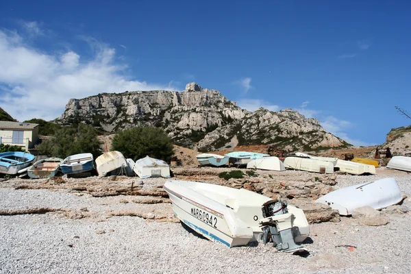 View of the mountain from the pier with boats of fishermen — Stock Photo, Image