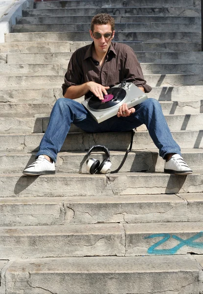 Hombre con tocadiscos —  Fotos de Stock