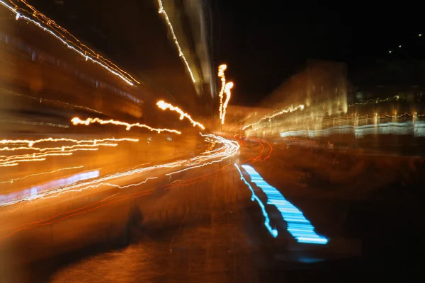 Luci per auto scattate su una lunga esposizione — Foto Stock