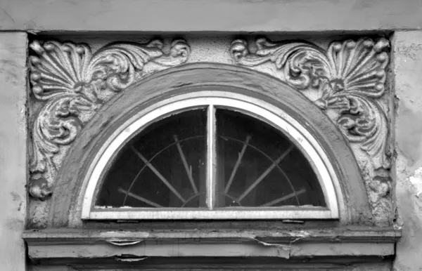 Украшенное окно — стоковое фото