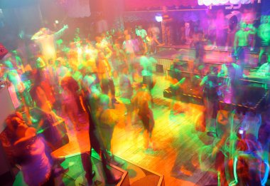 gece kulübünde dansçılar