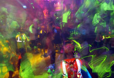gece kulübünde dansçılar