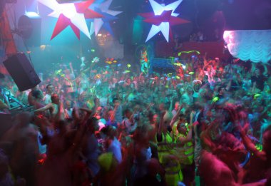 gece kulübünde dansçılar