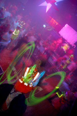 gece kulübünde dansçılar