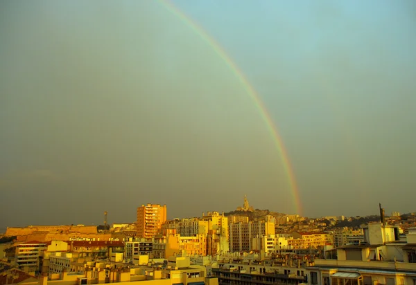 Regenboog in een stad — Stockfoto