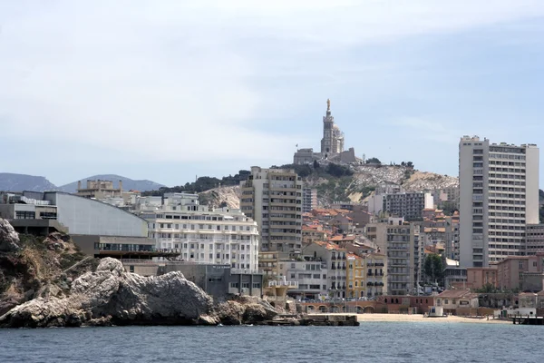 Clădiri pe panta din apropierea mării — Fotografie, imagine de stoc