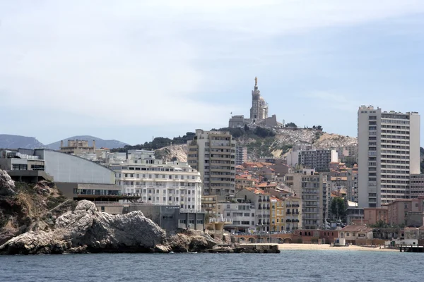 Bâtiments sur la pente près de la mer — Photo