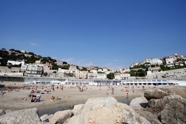 Buildings on the slope near the sea — Stock Photo, Image