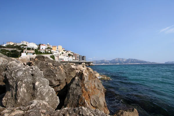 Bâtiments sur la pente près de la mer — Photo