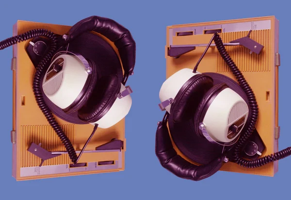Duże słuchawki i gramofon — Zdjęcie stockowe