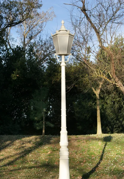 Biały lampost — Zdjęcie stockowe