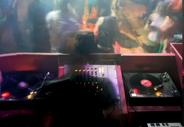 DJ no trabalho, festa de discoteca — Fotografia de Stock