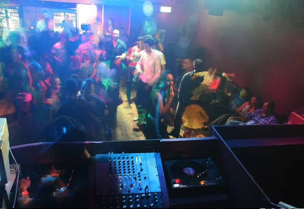 DJ en el trabajo, fiesta disco — Foto de Stock