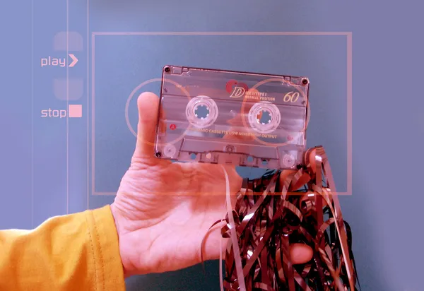 Man hand met een oude audio cassette — Stockfoto