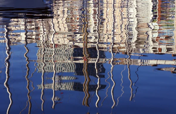 Reflexiones del edificio — Foto de Stock