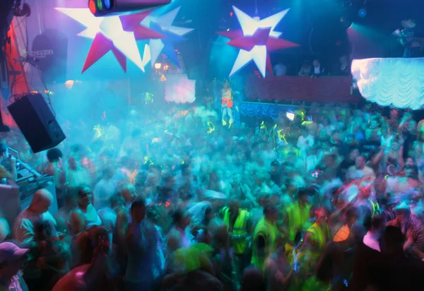 Bailarines en discoteca — Foto de Stock