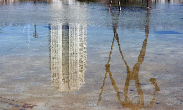 Reflexão da torre — Fotografia de Stock