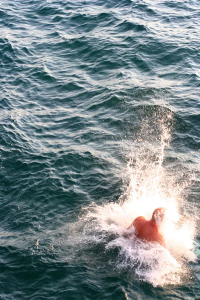 Людина в море — стокове фото