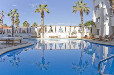 Resort otel ve Yüzme Havuzu