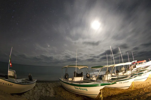 Stjärnorna på natten över havet och båtar i baja california sur, Mexiko — Stockfoto