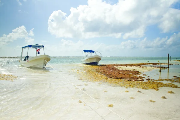 Deux bateaux sur une plage — Photo