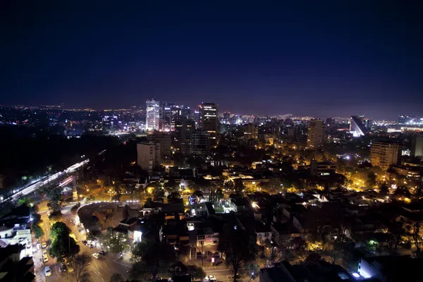 De skyline van mexico-stad bij nacht — Stockfoto