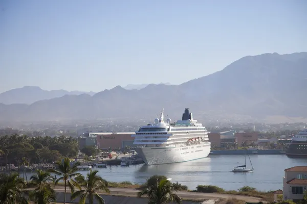 Harbor with yachts, buildings and cruise ships — Stock Photo, Image