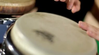 bir kadın perküsyon davulcu