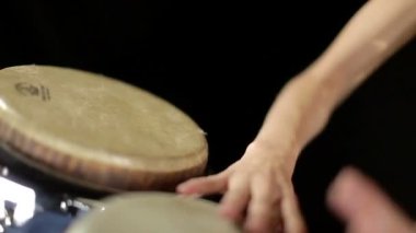 bir kadın perküsyon davulcu