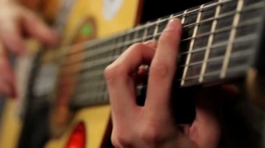 serin çingene tarzı kadın gitar çalıyor.