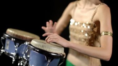 bir kadın perküsyon davulcu