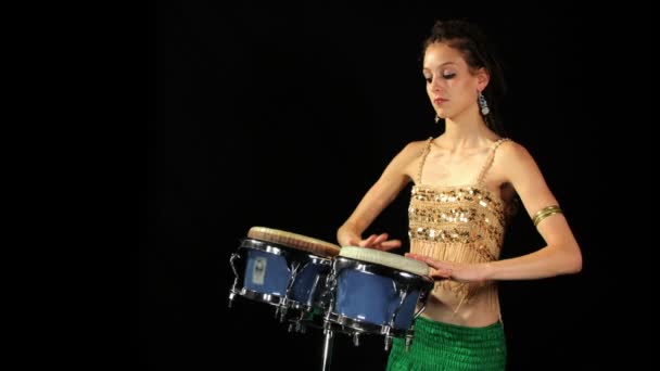 Una baterista de percusión femenina — Vídeos de Stock