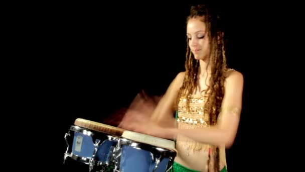 Una baterista de percusión femenina — Vídeos de Stock