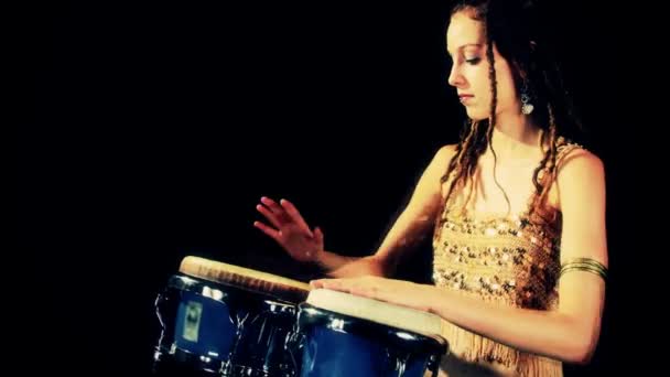 Un batteur de percussions féminin — Video