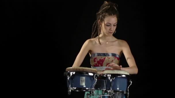 Un batterista di percussioni femminile — Video Stock