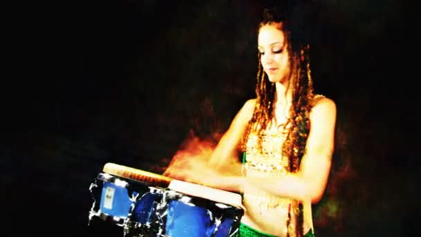 Una baterista de percusión femenina — Vídeo de stock