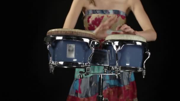 Un batteur de percussions féminin — Video