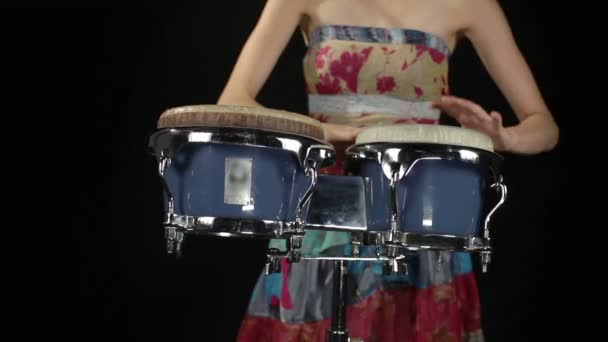 Uma baterista de percussão feminina — Vídeo de Stock