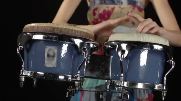 Een vrouwelijke percussie-drummer — Stockvideo