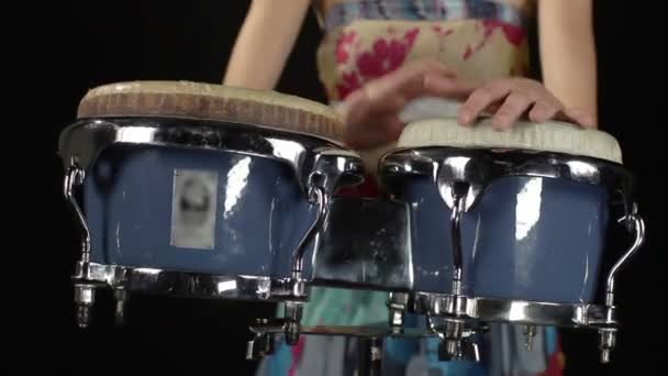 Un batterista di percussioni femminile — Video Stock