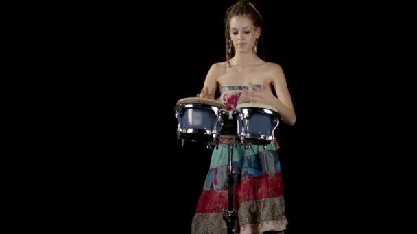 Una baterista de percusión femenina — Vídeo de stock