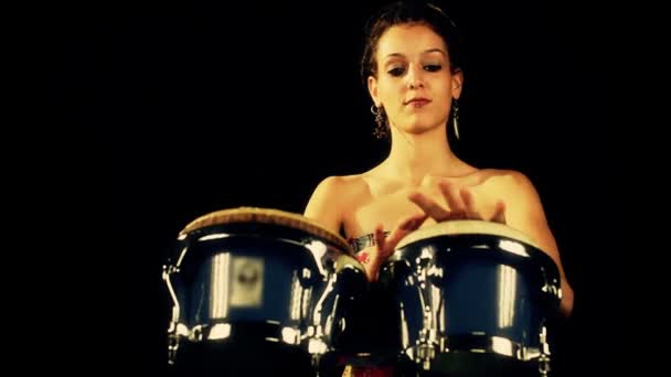 Uma baterista de percussão feminina — Vídeo de Stock