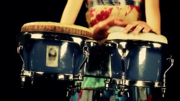 Uma baterista de percussão feminina — Vídeo de Stock
