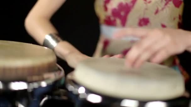 Eine Schlagzeugerin — Stockvideo