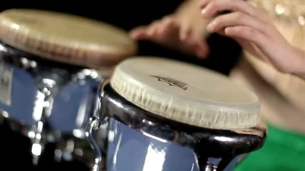 Uma baterista de percussão feminina — Vídeo de Stock