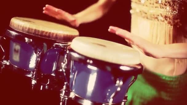 En kvinnlig slagverk trummis — Stockvideo