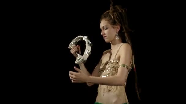 Belle jeune femme percussionniste — Video