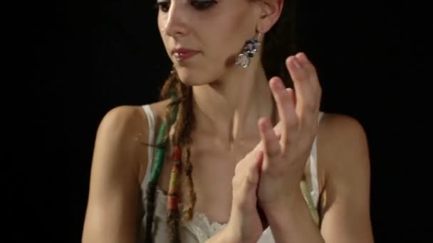 Прекрасна молода жінка перкусіоніст танцює і плескає — стокове відео